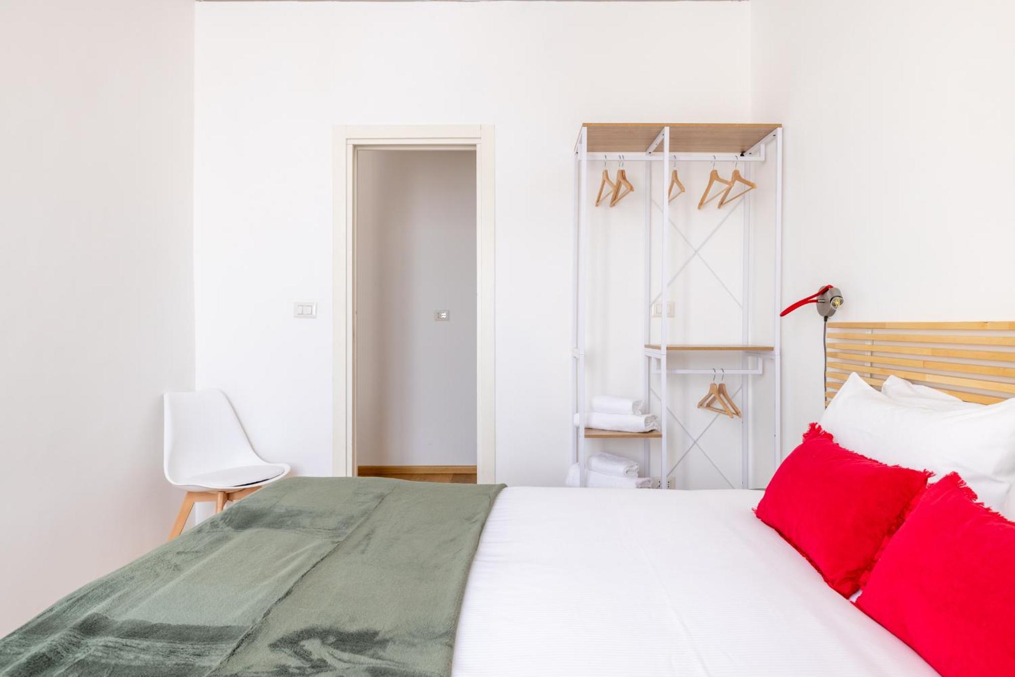Elegant With Two Bedrooms Rom